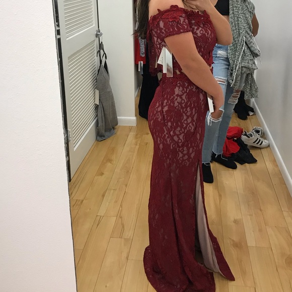 nude and red lace gown - Picture 4 of 4